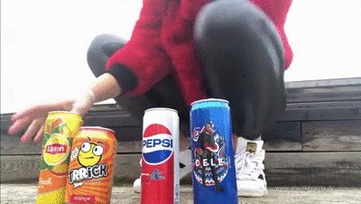 Sneaker-girl Red Queen – Crushing Cans