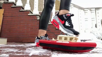 Sneaker-girl Red Queen – Crushing A Toy-boat