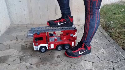 Sneakergirly Caro – Firetruck Crush